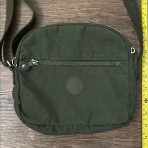 Kipling Green Messenger Bag with Durable Fabric and Simple Design